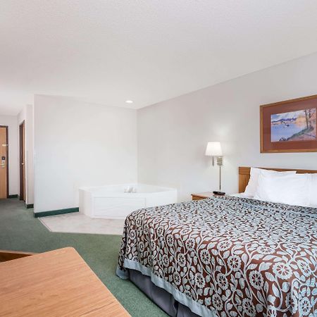 Days Inn By Wyndham Manchester Exterior photo