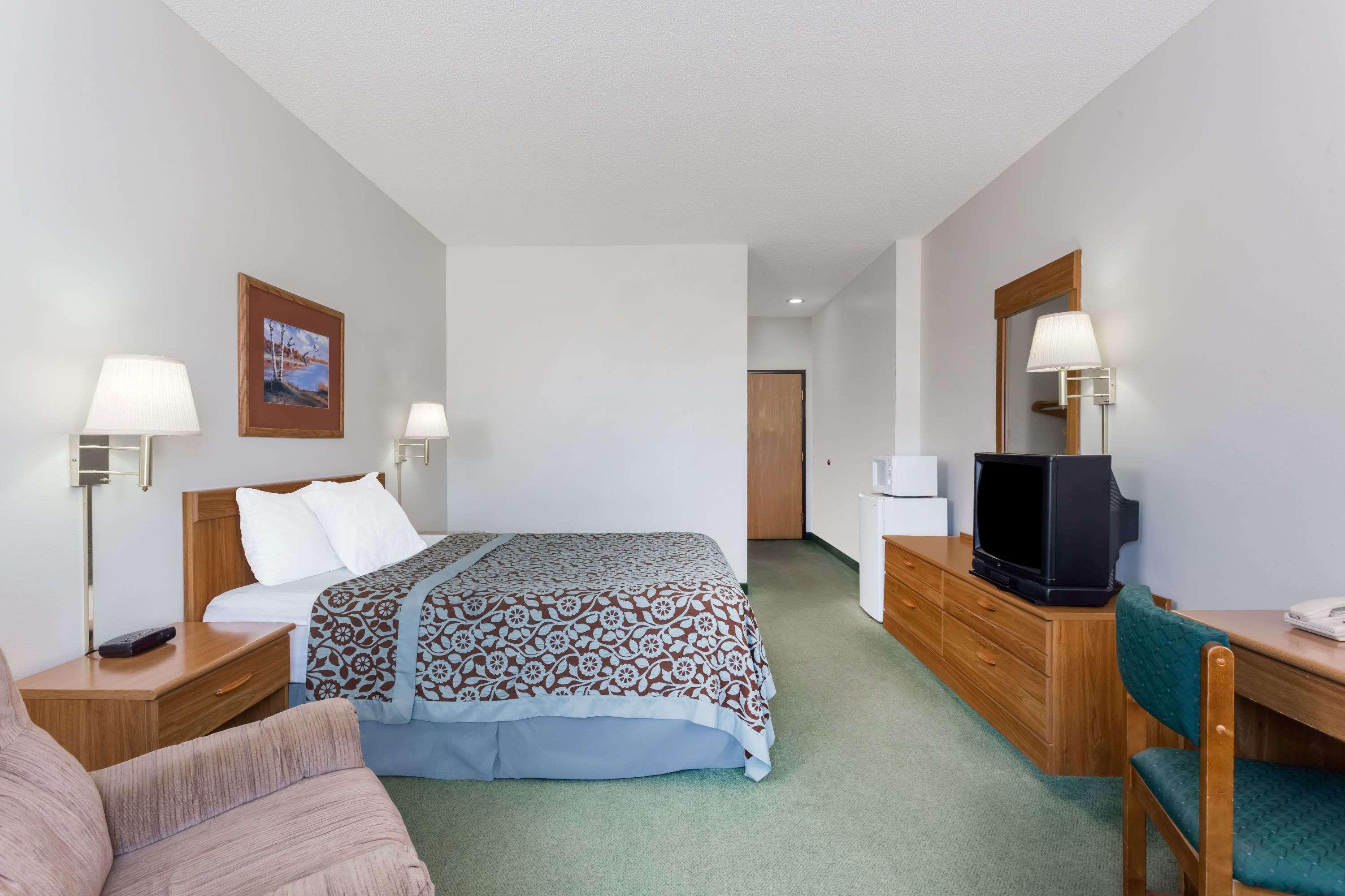 Days Inn By Wyndham Manchester Exterior photo