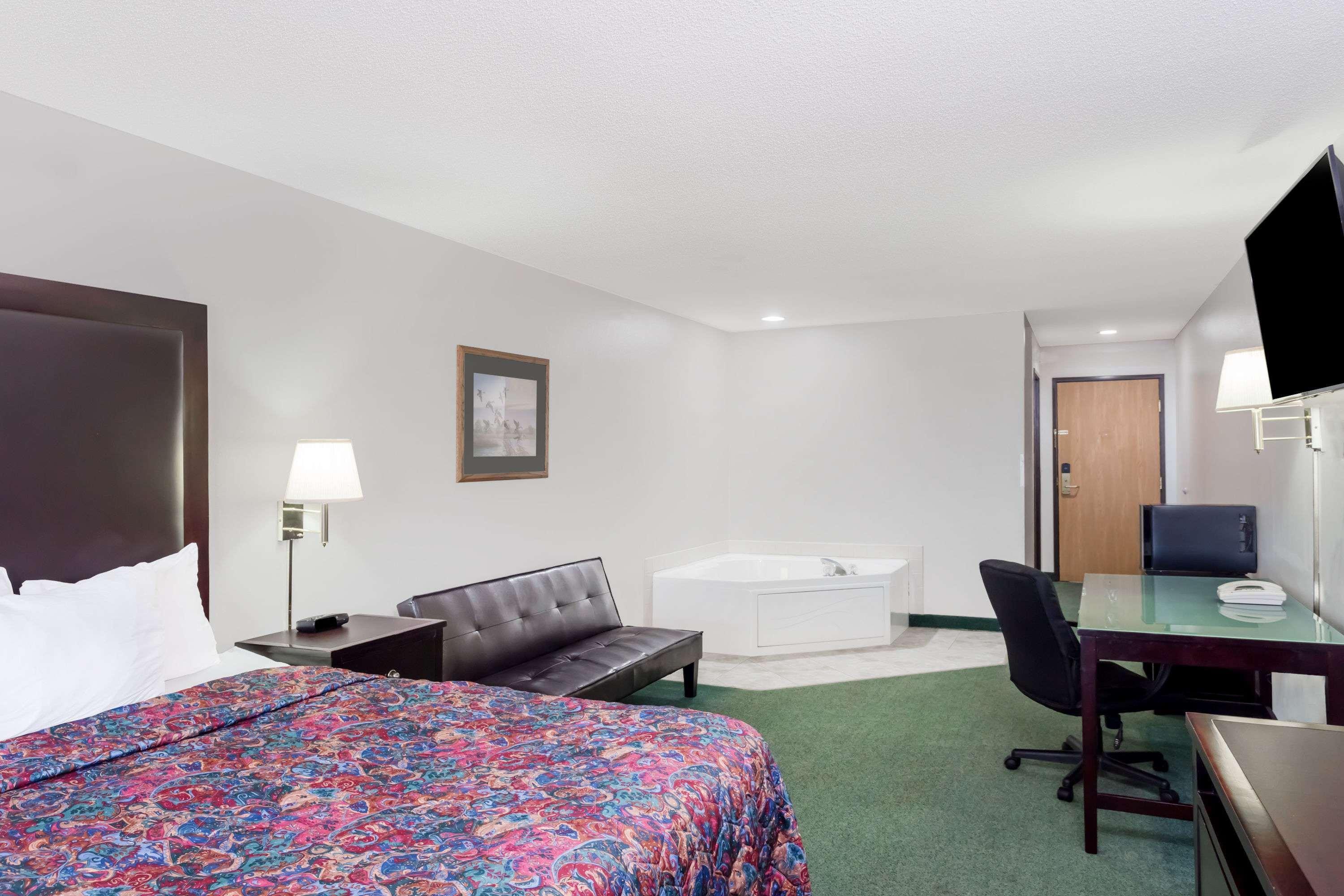 Days Inn By Wyndham Manchester Exterior photo