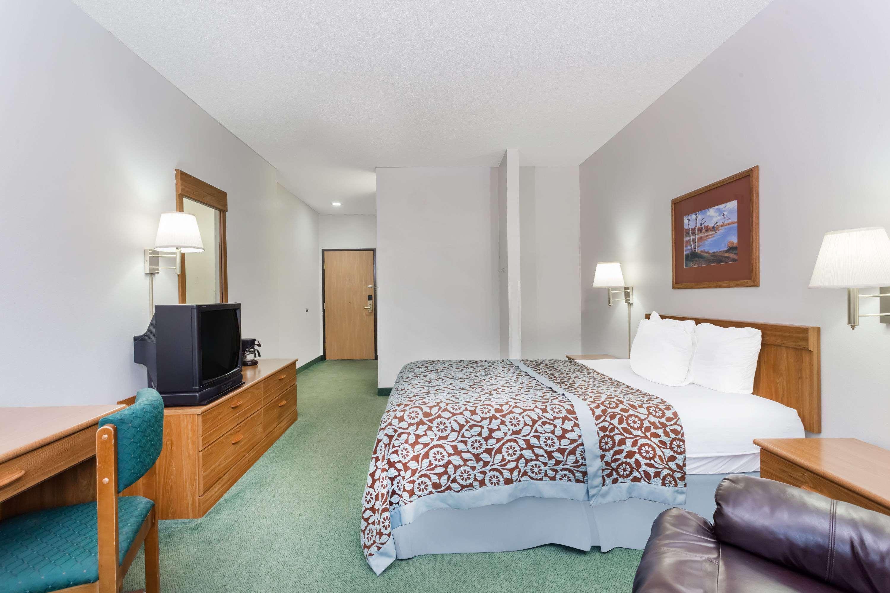 Days Inn By Wyndham Manchester Exterior photo