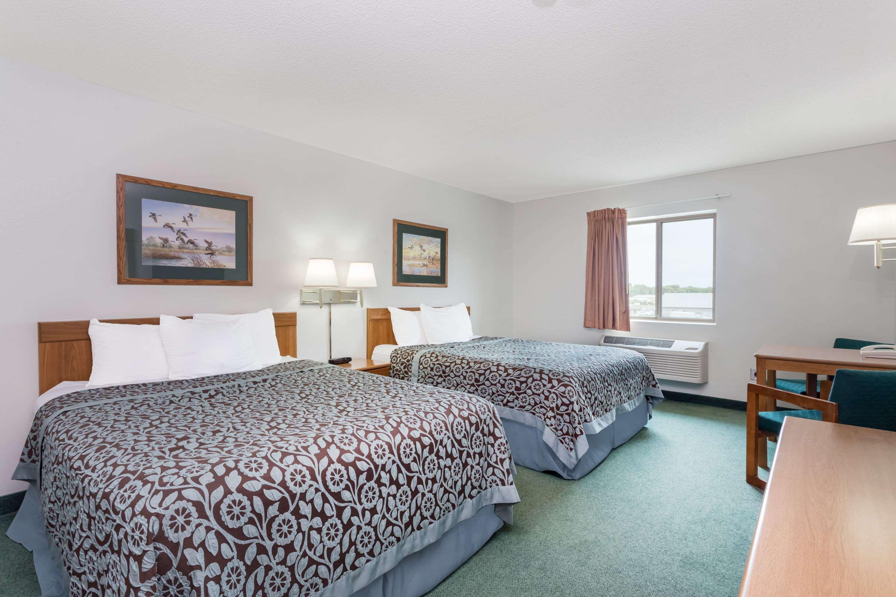 Days Inn By Wyndham Manchester Exterior photo