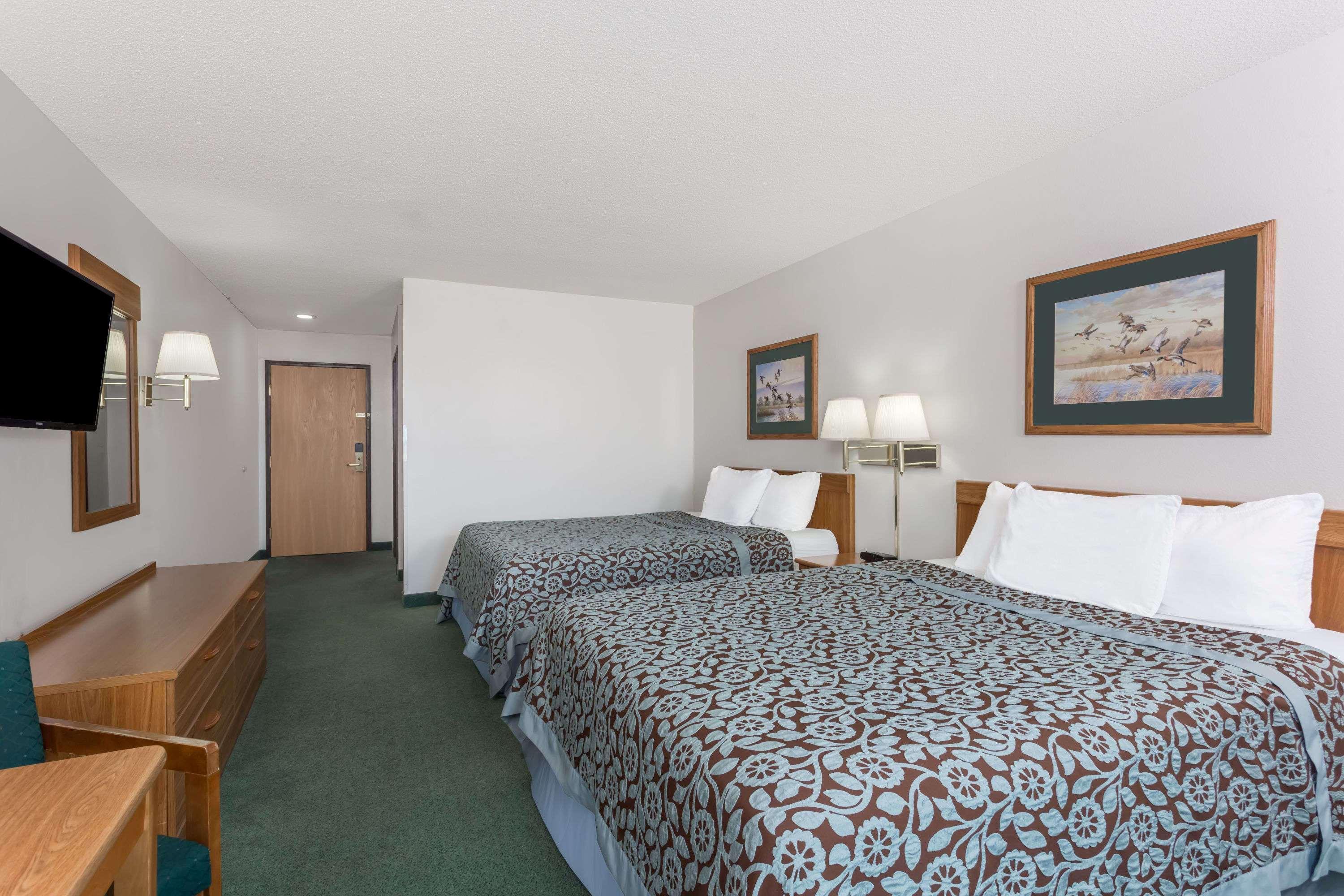 Days Inn By Wyndham Manchester Exterior photo