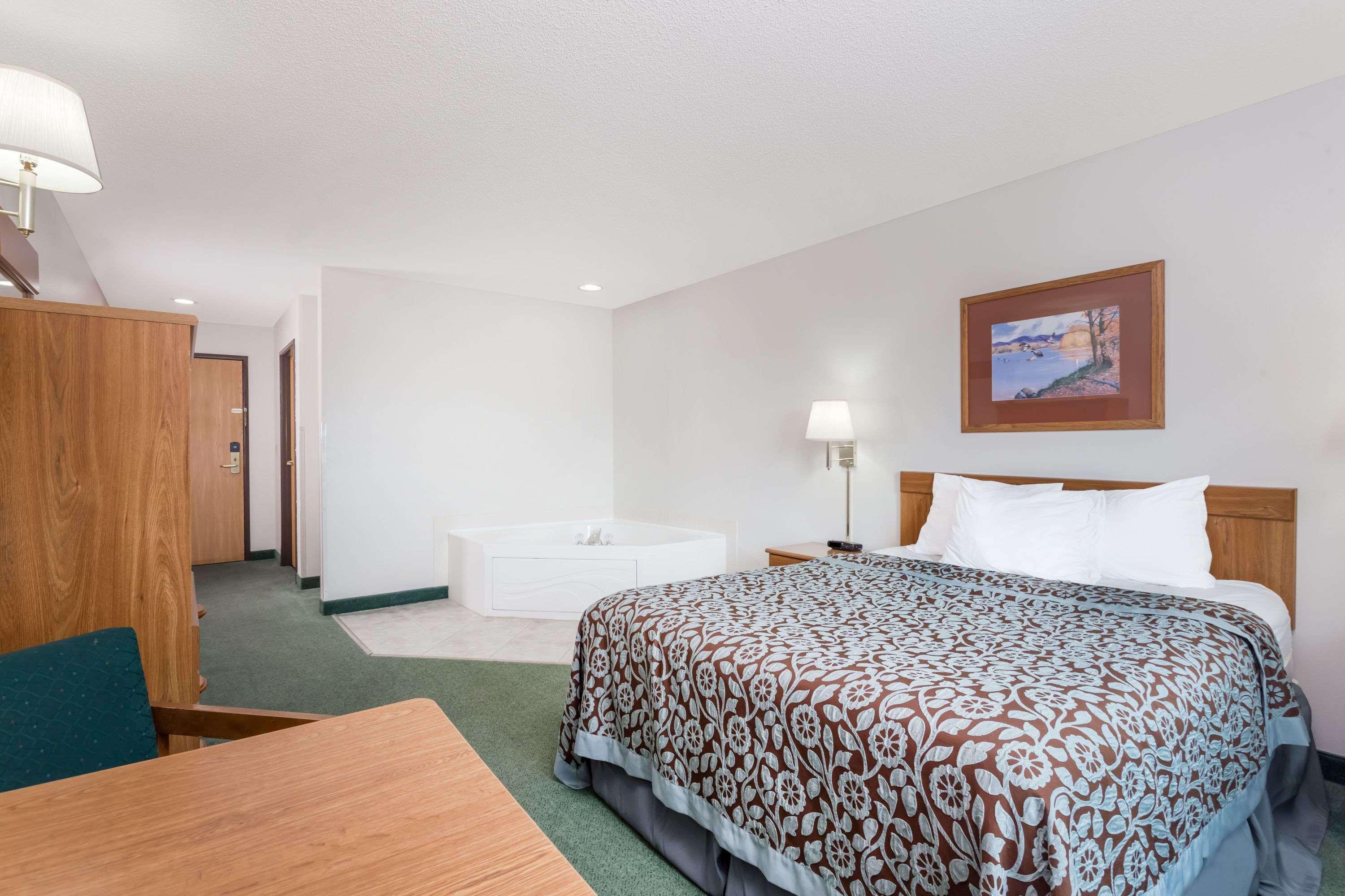 Days Inn By Wyndham Manchester Exterior photo