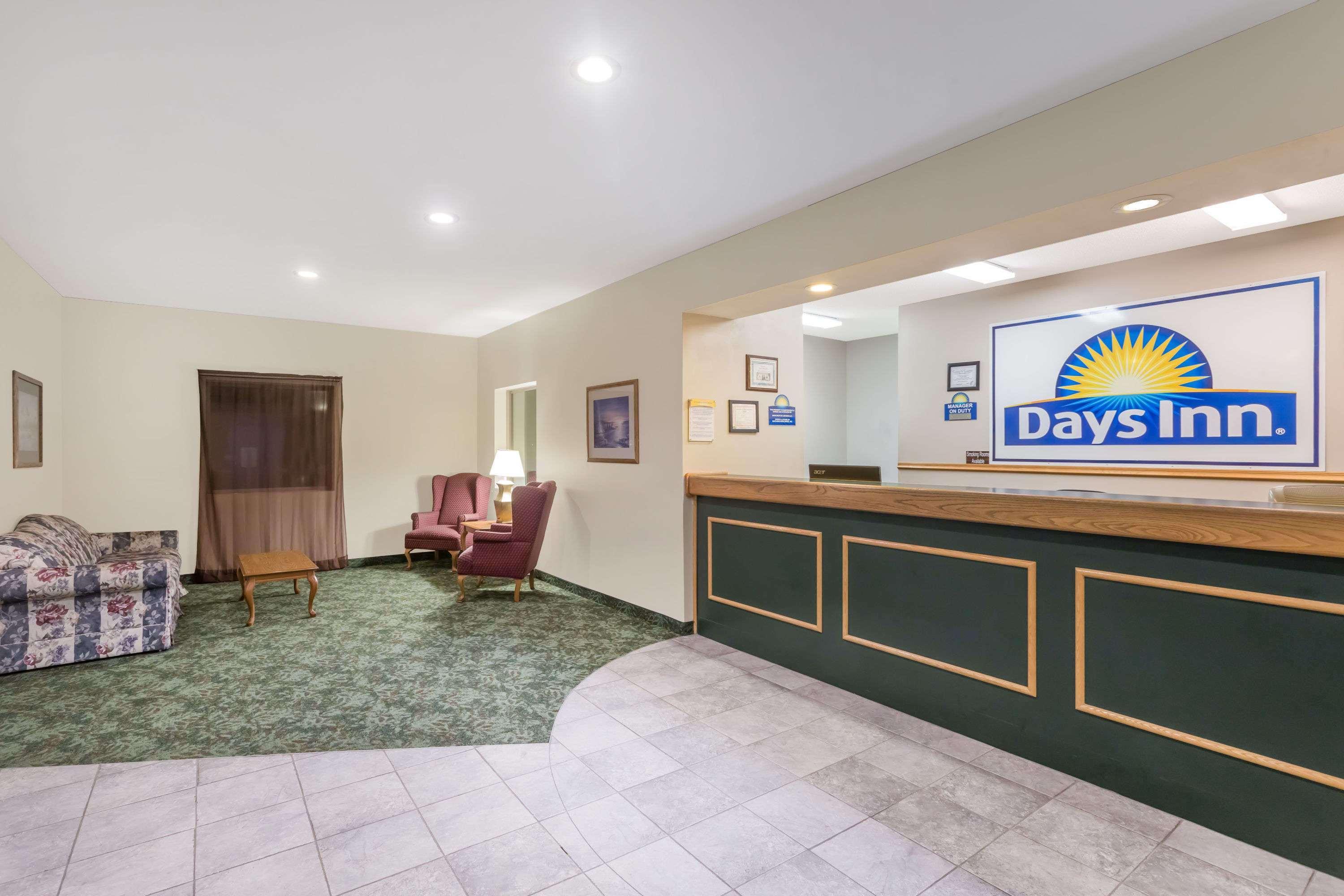 Days Inn By Wyndham Manchester Exterior photo