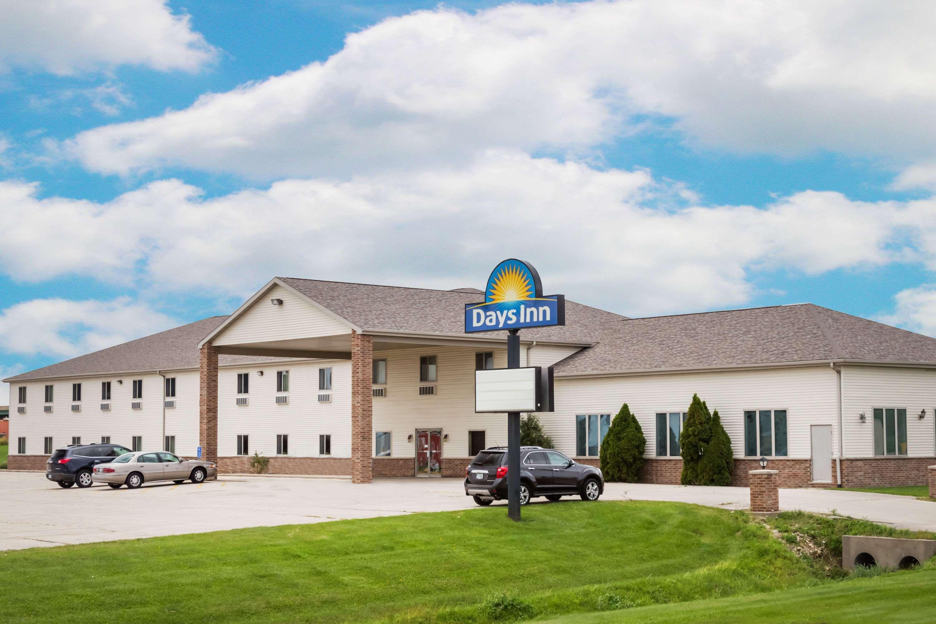 Days Inn By Wyndham Manchester Exterior photo