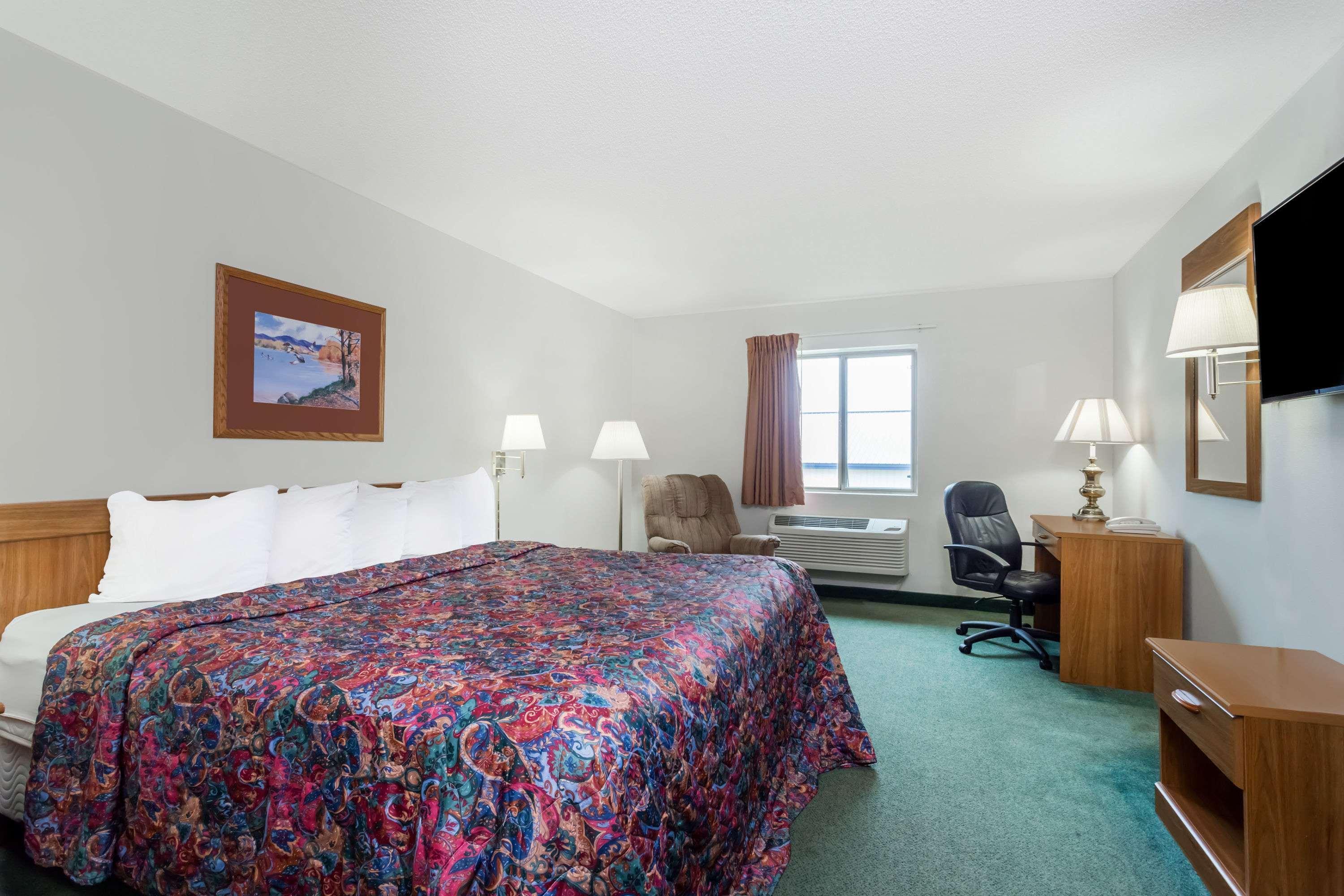 Days Inn By Wyndham Manchester Exterior photo