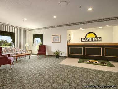 Days Inn By Wyndham Manchester Exterior photo